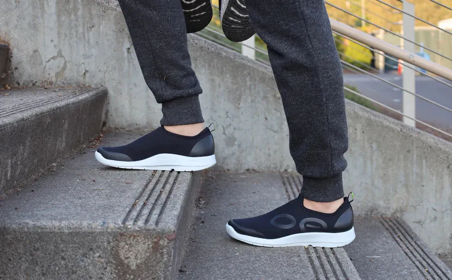 MENS OOFOS OOMG SPORT SLIP-ON RECOVERY SHOE | WHITE / BLACK